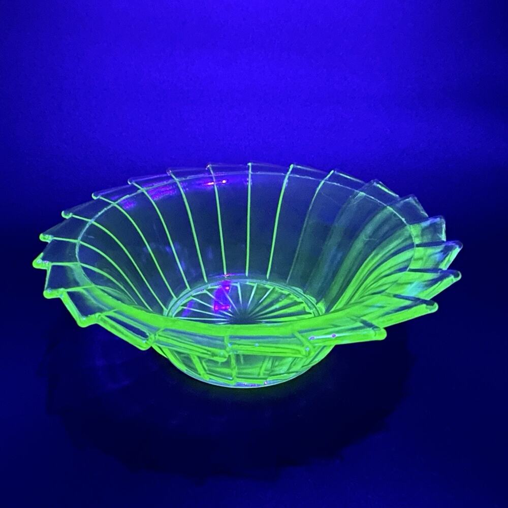 1930s Jeannette Green Depression Uranium Glass Bowl Sierra /Pinwheel Sawtooth